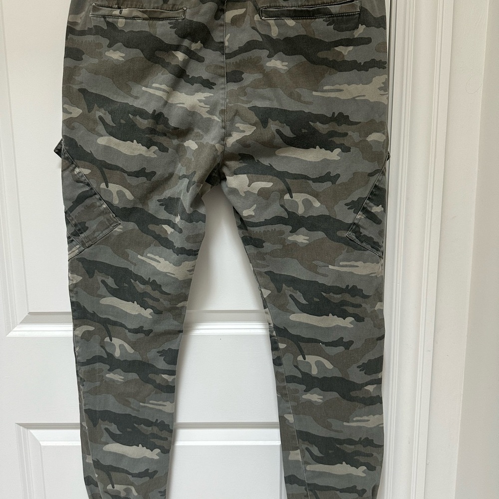 Broken threads camp cargo pants (XL)